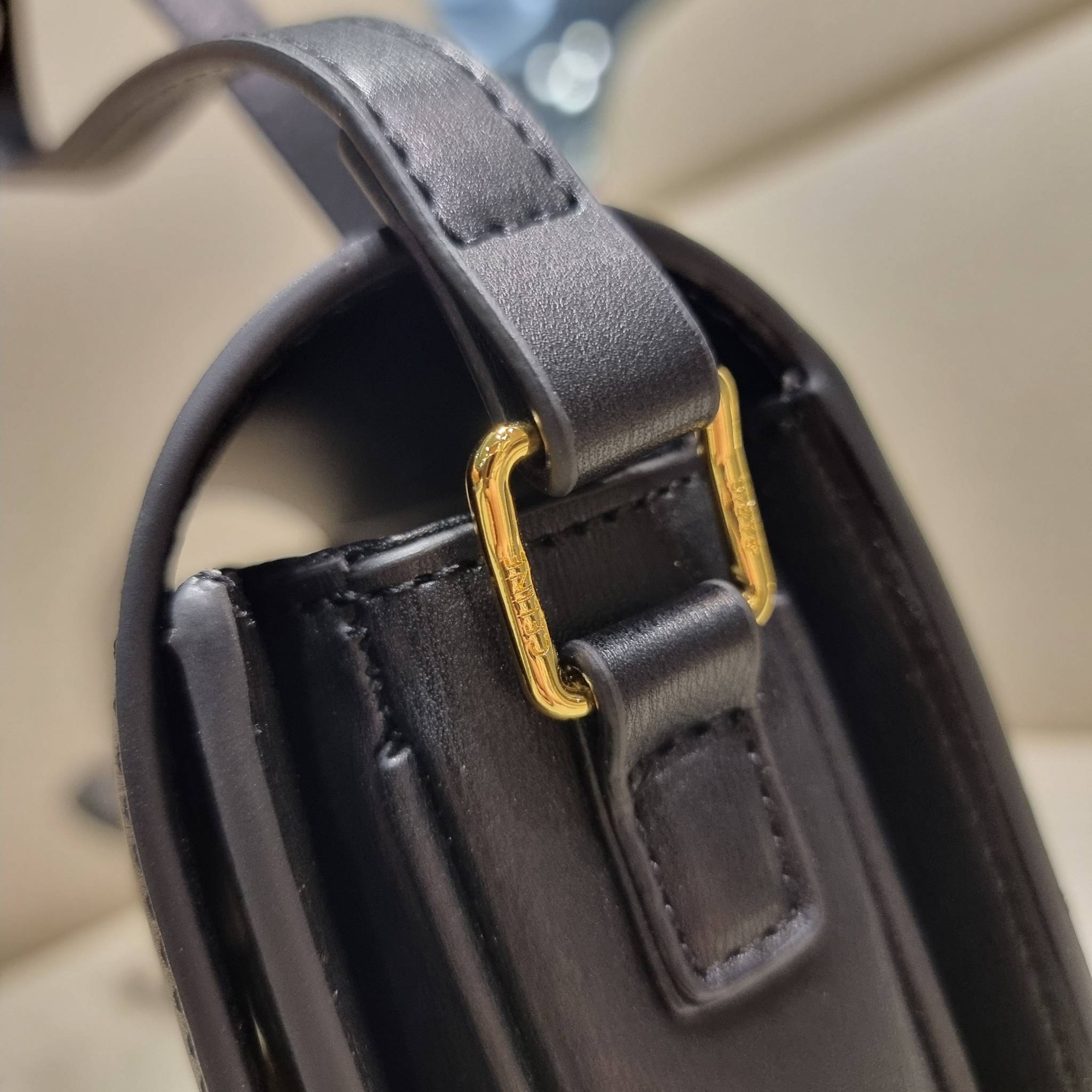 VIP 🥂 CELINE CLASSIQUE TRIOMPHE BAG IN SHINY CALFSKIN ไอเท็มสุดคลาสสิค ที่ขาดไม่ได้ กระเป๋าสะพายทรงสวยคลาสสิค แฝงความผู้ดี ที่ใช้ได้ทั้งชายหญิง วัสดุหนังแท้ เปิด-ปิดด้วยตัวกดล็อค สะดวกใช้มาก ภายในเป็นช่องโล่ง เก็บของได้เป็นสัดส่วน และยังมีช่องซิปใ