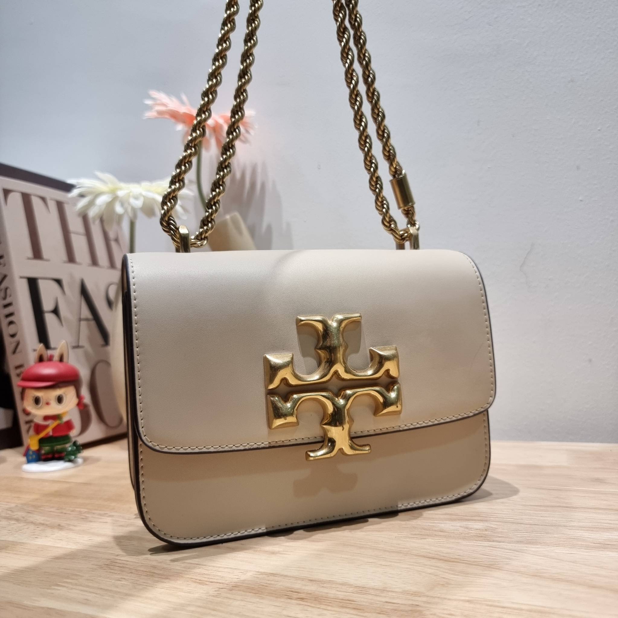 Tory Burch Bag / TORY BURCH ELEANOR SMALL CONVERTIBLE SHOULDER BAG ฮอตไอเท็ม รุ่นนี้ขายดีขายหมด สวยหรู คุณหนู ผู้ดี!! หายากมากแล้วน้า กระเป๋าสะพายข้าง ดีไซน์อยู่ทรง ขนาดกำลังสะดวกใช้ เปิด-ปิดด้วยแถบแม่เหล็ก ภายในแบ่งสัดส่วนได้เป็นอย่างดี