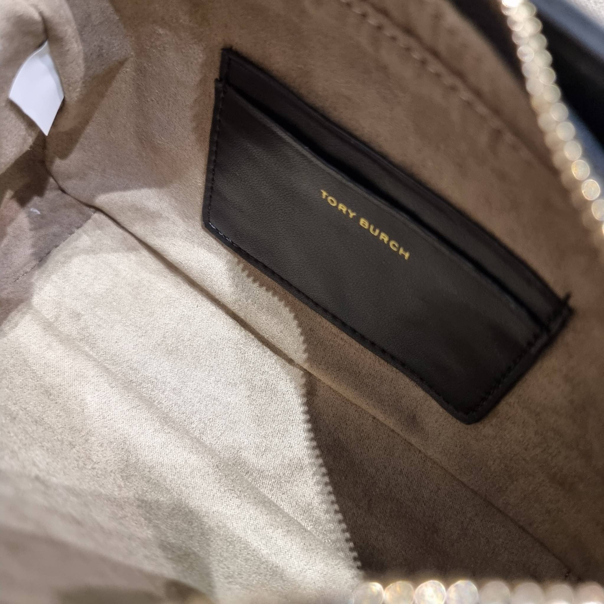 TORY BURCH KIRA MINI BAG กระเป๋าสะพายทรงพอช ง่ายต่อชีวิต!! ดีไซน์บุนวม เส้นคมสวยหรู วัสดุหนังแกะ สัมผัสดีงาม นิ่มมือ เปิด-ปิดด้วยซิป ภายในเป็นช่องโล่ง มีช่องใส่บัตร ใส่ของสำคัญได้ครบถ้วน มาพร้อมสายคล้องไหล่ในตัว และสายสะพายครอส ปรับได้ตามสะดวก ใบจริงสวยคม