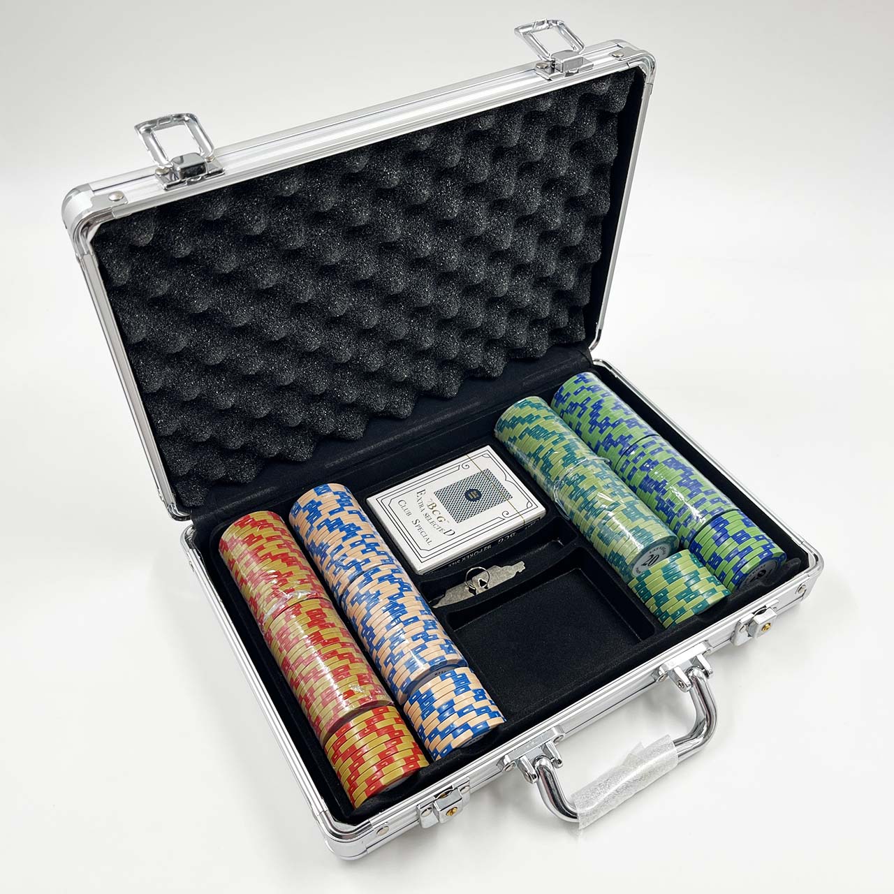 ชุดชิปโป๊กเกอร์เกรดพรีเมี่ยมพร้อมกระเป๋าอลูมิเนียมสีเงินขนาดบรรจุ 200ชิป