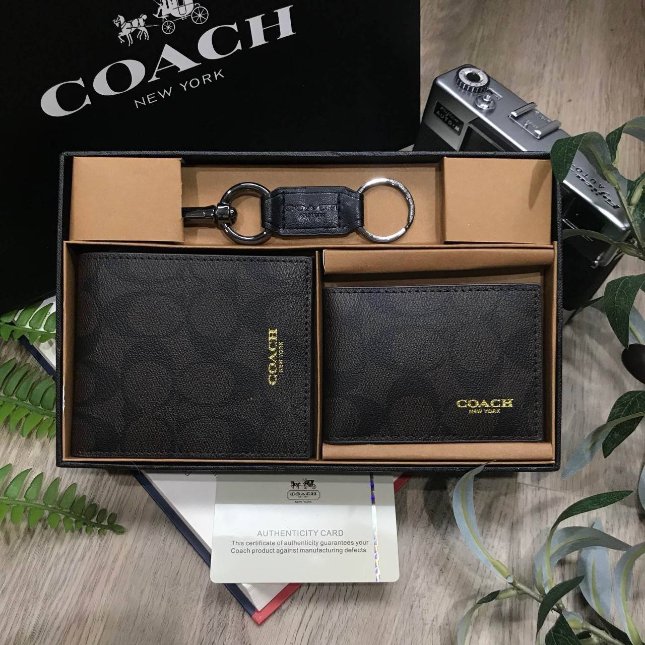 COACH FACTORY SHORT WALLET WITH CARD POCKET & KEY CHAIN Value set & 3 in 1! กระเป๋าสตางค์ใบสั้น + กระเป๋าใส่บัตร และพวงกุญแจ วัสดุหนังแท้ลายแบรนด์รอบใบ ภายใน มีช่องใส่ธนบัตร,บัตร บุผ้าลายแบรนด์ มาาพร้อมอุปกรณ์ ครบ set จะมอบเป็นของขวัญหรือใช้เองก็แนะนำค่ะ