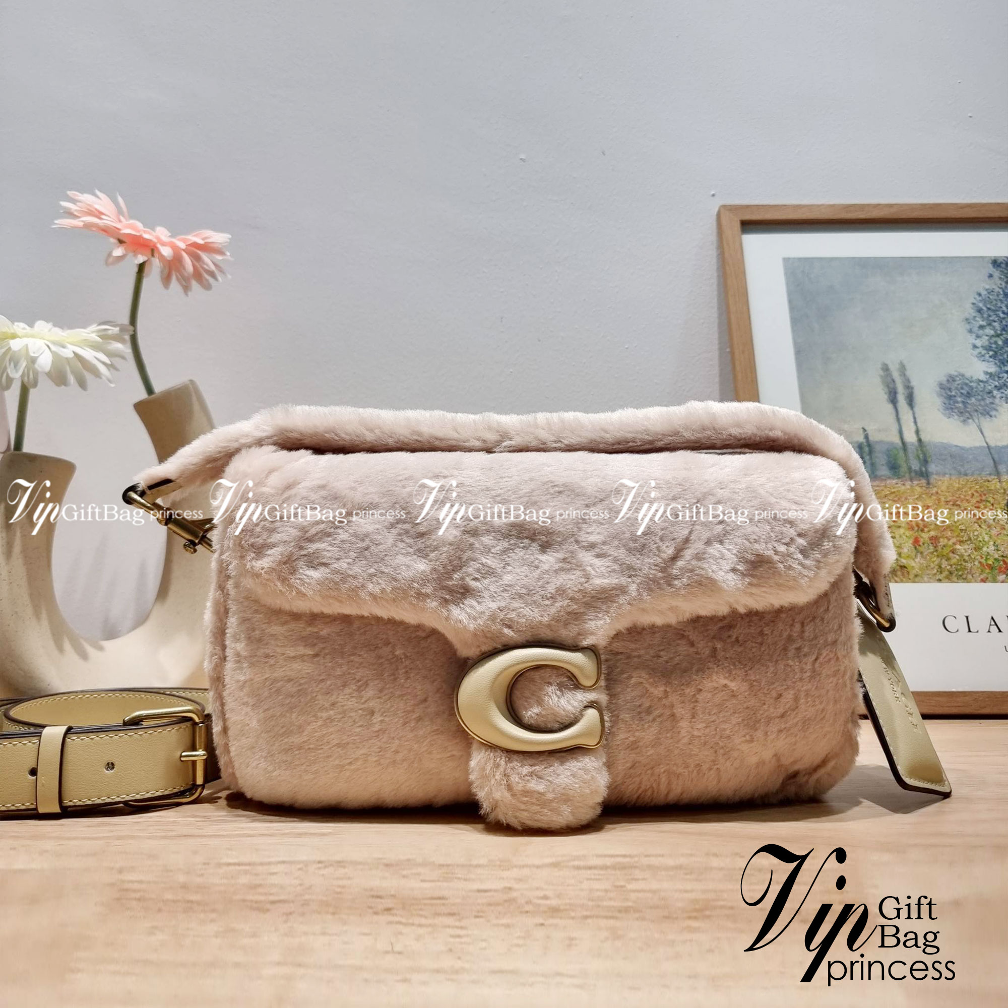 Coach pillow tabby shoulder bag 26 in shearling / COACH LEATHER COVERED C CLOSURE CC445 ใหม่ล่าสุดต้อนรับฤดูหนาว กับคอลเลคชั่นคุณหนู กระเป๋าสะพายไหล่ ดีไซน์วินเทจย้อนยุคตกแต่งขนรอบใบนุ่มฟู สวยลูกคุณมาก!! เปิด-ปิดด้วยกระดุมแม่เหล็ก รับรองแน่นหนา ภายในเป็นช