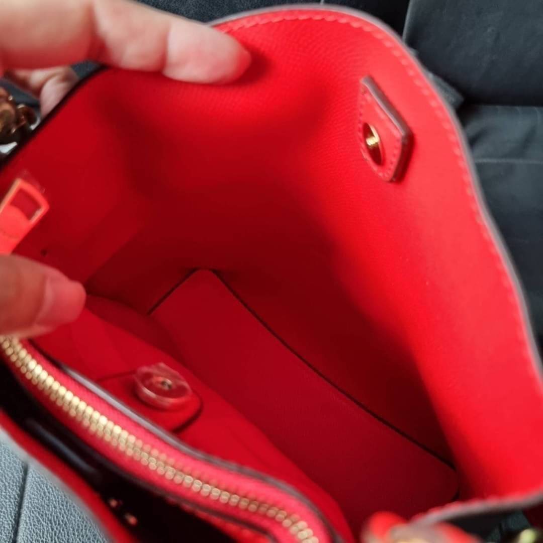 COACH 2312 SMALL TOWN BUCKET BAG IN SIGNATURE CANVAS รุ่นยอดนิยมใบเล็กมาครบสีแล้วจ้า กระเป๋าทรงบัคเก็ต สีผู้ดี๊ผู้ดี ตัวกระเป๋าดีไซน์คลาสสิคลายซี ดูโดดเด่น วัสดุหนังแคนวาสเคลือบลาย สวยคมทุกมุมจริงๆ!! เปิด-ปิดด้วยกระดุมแม่เหล็กทั้ง 2 ฝั่ง ภายในเป็นช่องโล่ง