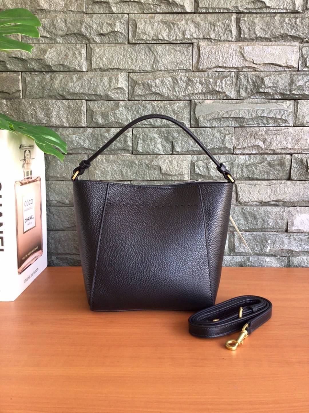 คอลเลคชั่นขายดี มากี่รอบๆ ก็หมดไวทุกรอบ!! TORY BURCH MCGRAW MINI BUCKET BAG กระเป๋าสะพาย และ ถือ คล้องแขน ทรงถัง สะพายได้ 2 ทรง ผลิตจากหนังแท้ หนังลูกวัว หนังนุ่ม หนังหอม น้ำหนักเบามากกก!! หนังลื่น นิ่มสวยมากๆ!! ด้านหน้าประดับโลโก้แบรนด์ ภายในโล่งกว้าง มี