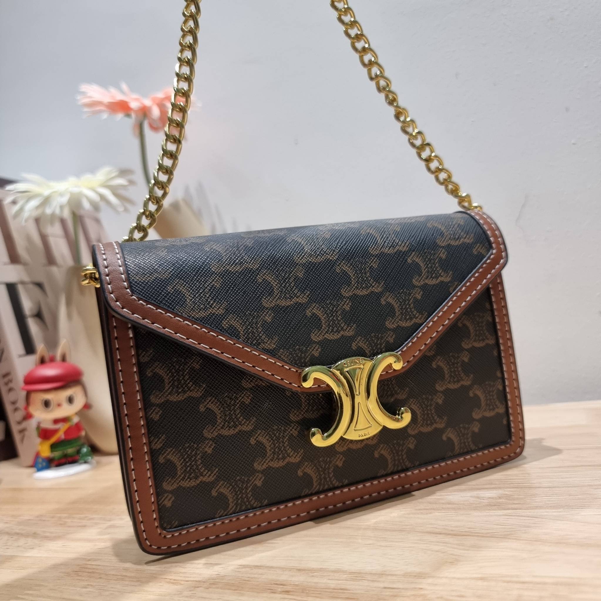 CELINE WALLET ON CHAIN TRIOMPHE CANVAS AND CALFSKIN ใหม่ล่าสุด สวยเฉี่ยว ไม่เหมือนใคร กับกระเป๋าสะพายกึ่งกระเป๋าสตางค์ ที่ใช้งานได้หลากหลายฟังก์ชั่น สะพายข้างได้ ถอดสายออกพกเป็นคลัทช์ได้
