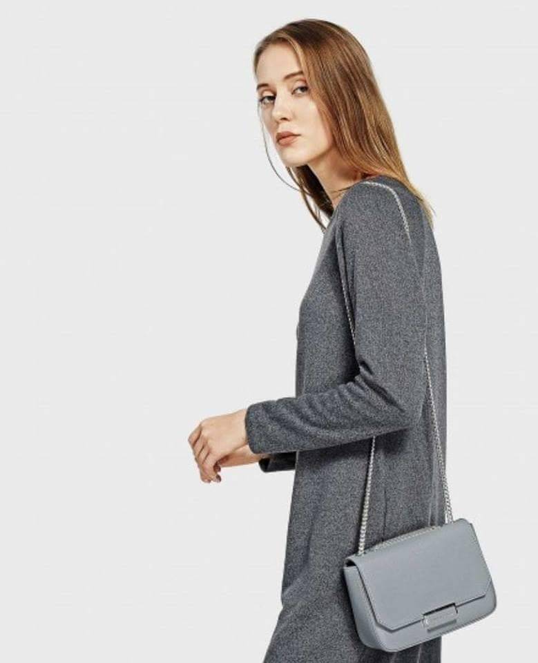 CHARLES & KEITH PUSH-LOCK CHAIN SLING BAG 2018 กระเป๋าสะพายวัสดุหนังคาเวียร์สวยอยู่ทรง ขนาดมินิกำลังดี น้ำหนักเบา เปิดปิดด้วยฝาปิดตัวล็อคปั๊มโลโก้ด้านหน้า ภายใน มีช่องซิป และช่องใส่บัตร มาพร้อมสายสะพายโซ่ยาวสามารถซ้อนสายสั้นสะพายไหล่ หรือสายยาว Crossbody 