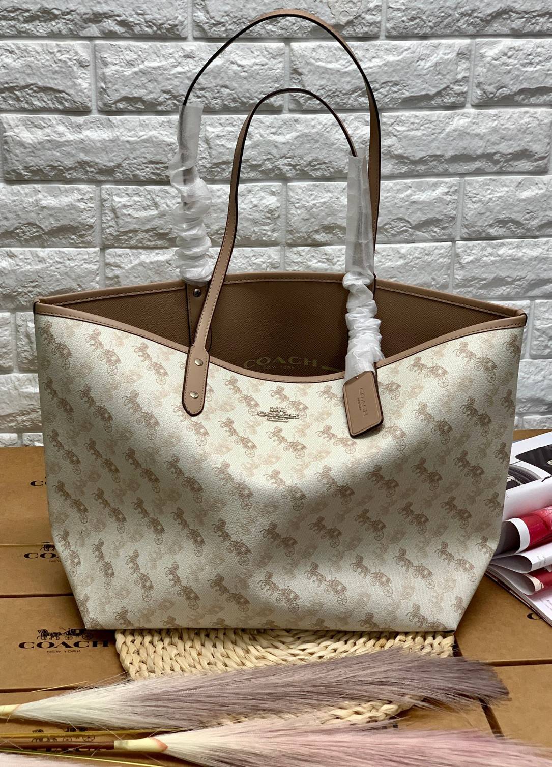 COACH 91107 REVERSIBLE CITY TOTE WITH HORSE AND CARRIAGE PRINT ใช้ได้ 2 ด้าน 🔺ทรง Tote รุ่นแนะนำค่ะ!! วัสดุ pvc อย่างดี นิ่มยวบตัวสวย ลายรถม้าทั้งใบค่ะ (ในไทยหายากค่ะลายนี้) 📌สามารถใช้ได้ทั้งด้านในและด้านนอกนะคะ สวยทั้ง2ด้านเลยทีเดียว เป็น