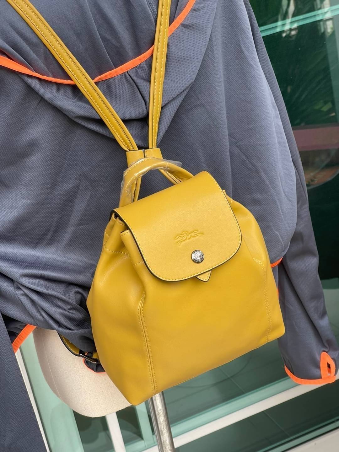 Longchamp Le Pliage Cuir Xs Leather Backpack แบรนด์ติดเทรนด์ตลอดไม่เคยเปลี่ยนกับ ทรง Le Pliage Cuir หนึ่งในตระกูลกระเป๋าสุดไอคอนิกจากแบรนด์ เมื่อรุ่น Le Pliage Cuir ในรูปแบบของหนังแกะ Metis ได้ถือกำเนิดขึ้นในปี 2012 เป้ที่มีการจัดการปรับดีไซน์ให้มีขนาดกำล