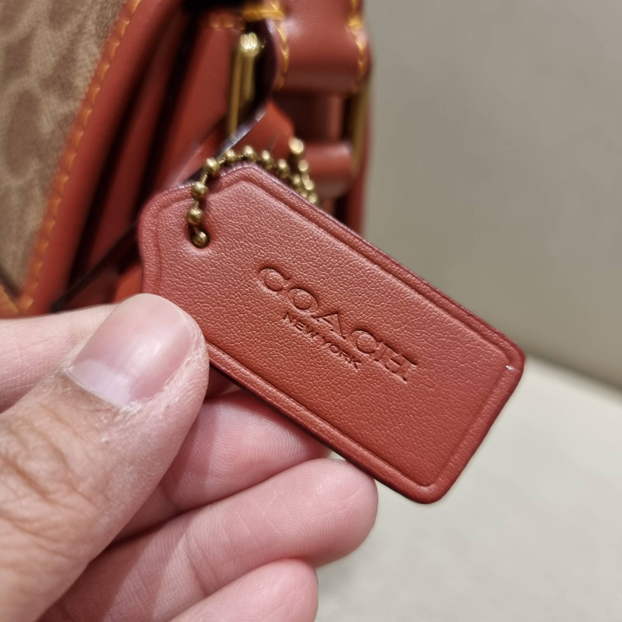 OUTLET 】COACH STUDIO SHOULDER BAG IN SIGNATURE CANVAS (C6639 C6640) สีใหม่รับความเฮง กับคอลเลคชั่นใหม่สุดอีกหนึ่ง!! มาแบบเลิศๆหรูๆมากแม่ กระเป๋าสะพายข้างลุคไฮน์ ที่ดีไซน์ออกมาได้ปัง และดูแพงมากๆ ด้วยดีเทลคลาสสิคผสานความเป็นเอกลักษณ์ เรียบง่ายแต่แฝงความมีด