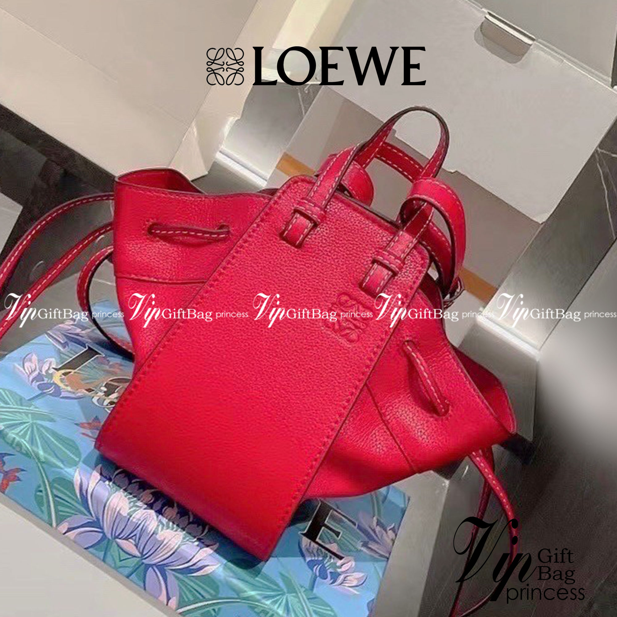 Loewe Small Hammock Leather Bag พร้อมส่ง 6 สี กระเป๋าถือหรือสะพาย รุ่น Rare items สุดๆ วัสดุหนังแท้ Calfskin หนังสวยดีไซน์มีเอกลักษณ์ ใบขนาดกำลังดี น้ำหนักเบา สามารถปรับได้หลายทรง ด้านข้างมีซิปปรับขยายได้ ภายในโล่งกว้าง ใส่กระเป๋าสตางค์ กล้อง มือถือ ของใช