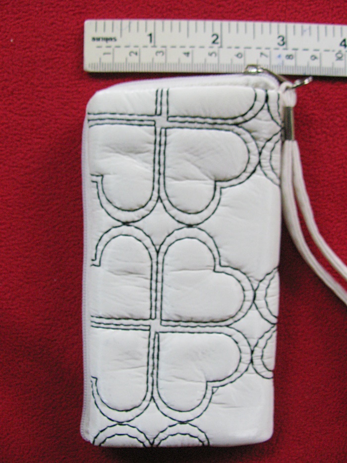 สินค้าหมดค่ะ กระเป๋าใส่มือถือพร้อมตุ๊กตาชุดสีขาวสุดน่ารักค่ะ