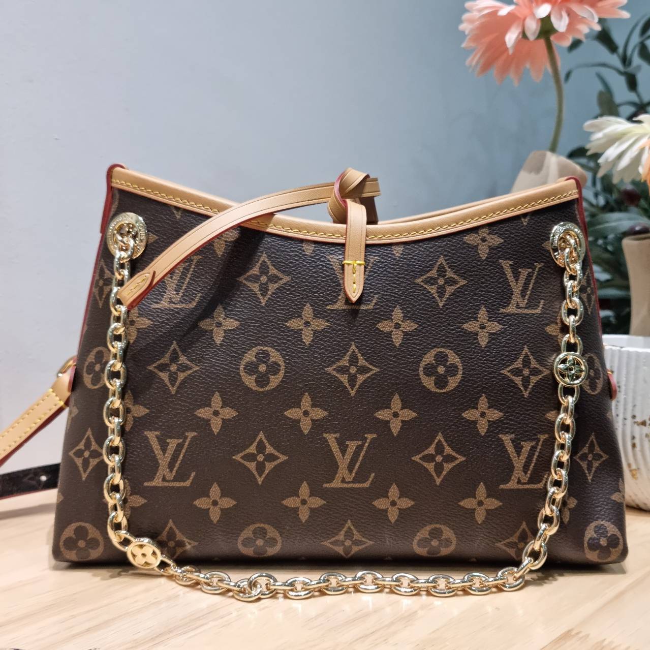 LV CARRYALL BB ใหม่ล่าสุด รุ่นลิมิเต็ดที่สาวๆตามหา จากเคาน์เตอร์ dutyfree ซึ่งเป็นดีไซน์ใหม่ 2025 กระเป๋าสะพายไหล่ทรงสวย ดีไซน์เรียบง่ายคลาสสิค หรู ดูผู้ดี รูปทรงใช้งานง่าย