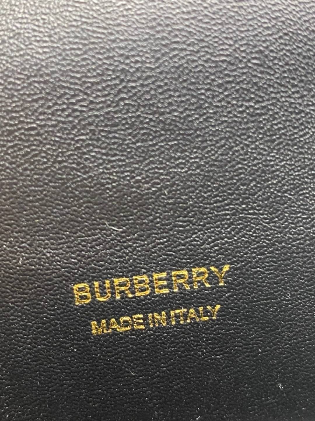 VIP GIFT 】หนังแท้ BURBERRY FRAGRANCES CROSSBODY BAG กระเป๋าทรงเหลี่ยมแนวตั้งดีไซน์สวยหรูอยู่ทรงมีโลโก้แบรนด์ด้านหน้า งานหนังดีที่สุด เปิดปิดด้วยฝาปิดสัญลักษณ์ตัวB ภายในโล่งสามารถใส่มือถือ iphone เงิน ของจุกจิกได้ สายสะพายหนังยาวถอดได้ปรับระดับได้ อะไหล่แบ