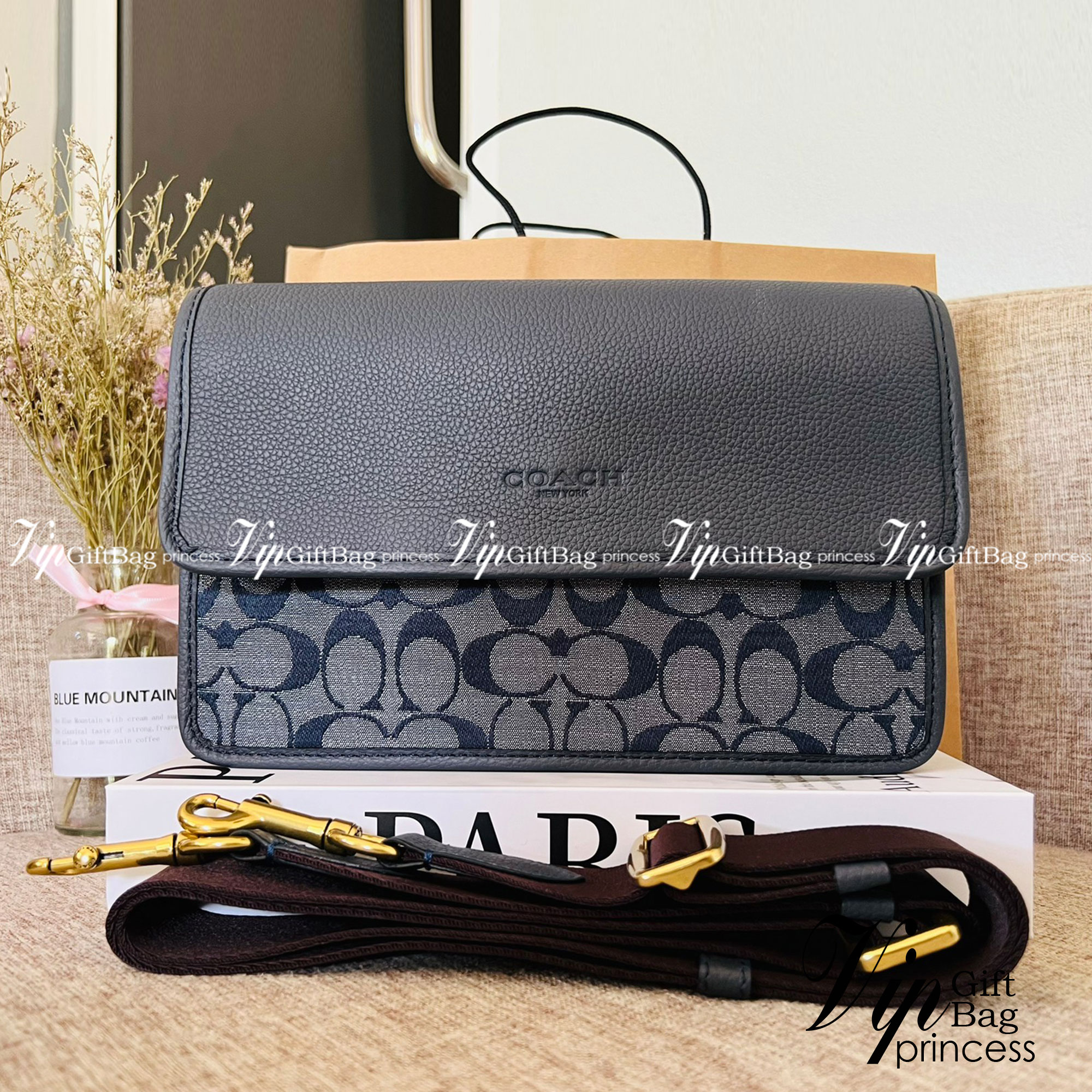 COACH Turner Flap Crossbody In Signature Chambray C8185 กระเป๋าสะพายหนังแชมเบรย์ซิกเนเจอร์และหนังธรรมชาติ ด้านในกระเป๋าซิป กระดุมแป๊ก ซับในหนัง กระเป๋าสลิปด้านนอก สายสะพายถอดได้ ยาว 25” สำหรับสะพายไหล่หรือสะพายข้าง