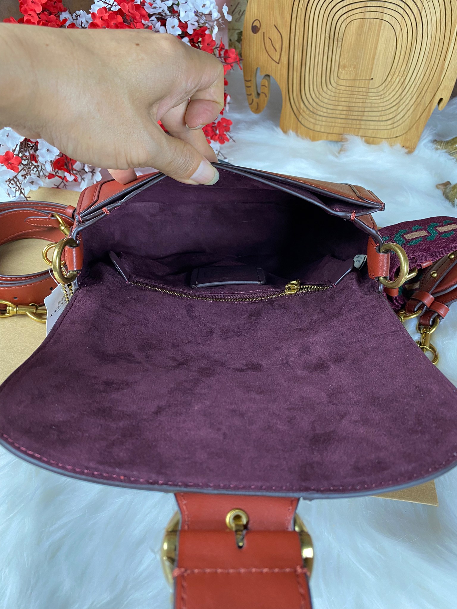 OUTLET 】COACH BEAT SADDLE BAG 10 แบบพร้อมส่ง จุกๆ เลยค่า The best item! ที่สาวๆรอคอย! ฮอตไฟลุก! สีหายาก ละมุนคุณหนู คอลเลคชั่นใหม่ ดีไซน์หรูหรา พิเศษมากๆมาพร้อมสายสะพาย 2 เส้น ใช้คู่กันหรือแยกสะพายก็สวยครบสูตร กระเป๋าสะพายทรง saddle คลาสสิค วัสดุหนัง glov