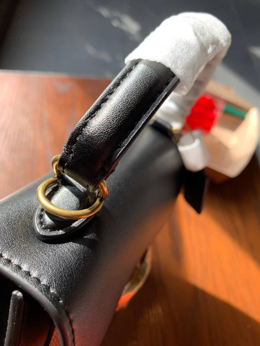 OUTLET 】COACH TABBY TOP HANDLE 20 LEATHER BAG หรูหรามากๆค่ะ สินค้าแนะนำ!! กระเป๋าถือ//สะพายข้างได้ วัสดุหนังแท้อย่างดี หนึ่งใบทำหนัง2แบบได้อย่างลงตัว สวยงาม มีอะไหล่ตัวC ใหญ่ด้านหน้าโดดเด่นหรูมากๆค่ะ 🔺เปิดปิดแบบกดล็อค ภายในมี2ช่องสำหรับใส่ของ สามา