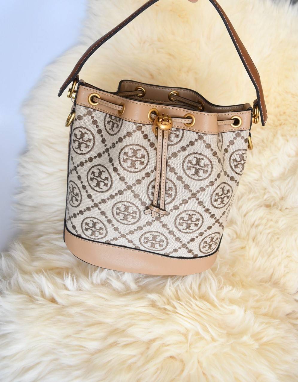Tory Burch Monogram Jacquard Bucket Bag New!!! สีใหม่ล่าสุดเลยค่า กระเป๋าถือหรือสะพายไหล่ วัสดุผ้า Canvas โลโก้ Jacquard ตั้งอยู่ทรง กระเป๋าปักลายแบรนด์ สวยหรู สายยาว Crossbody ได้ เปิด-ปิด โดยเชือกรูด เปิด-ปิดพร้อมสลับที่ประดับโลโก้ สวยหรู คุณนาย สุดๆ ไป