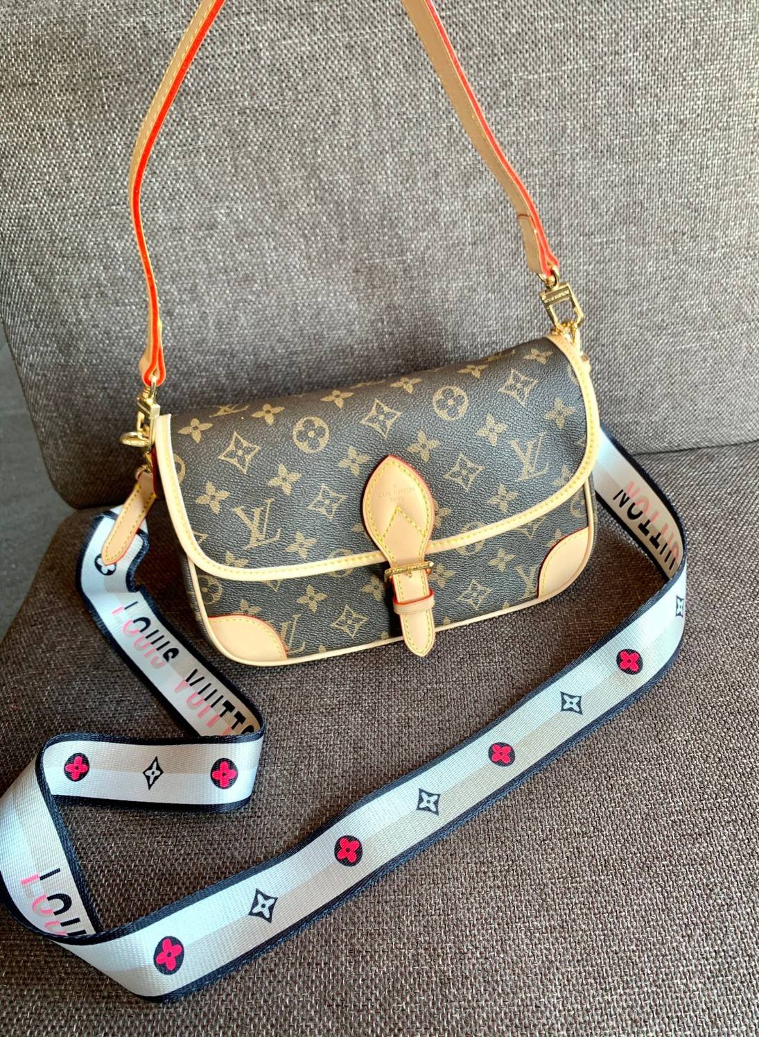 LOUIS VUITTON DIANE MONOGRAM พร้อมส่ง สุดคุ้ม! กับกระเป๋าLV พรีเมี่ยมกิฟ ตปท. หนังแท้ นิ่ม ทรงสวยมากๆค่ะ ((พื้นผิวหนังเป็นการขัดตามธรรมชาติจะมีรอยดำๆตรงขอบหนังนะคะ)) รุ่นนี้มาในลุคสวย หรู ดูชิล เพราะไม่ว่าลุคไหนๆก็เอาจริงๆจ้า! เปิดปิดกระเป๋าแบบกระดุมแม่เห