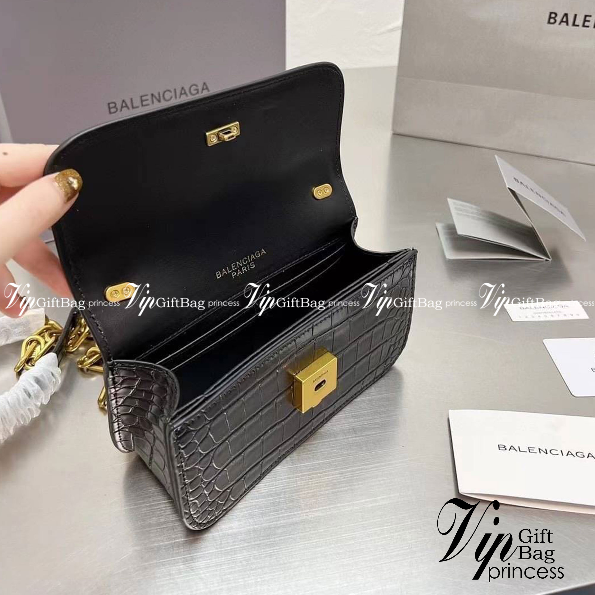 BALENCIAGA BB Logo Crocodile Embossed Leather Wallet on Chain กระเป๋าสะพายขนาดมินิน่ารัก หนังสวยลาย Croc พร้อมสายสะพายโซ่ปั้มแบรนด์ BB สวยหรูมากค่ะ เป็นดีไซน์ที่สามารถใช้ได้นาน ๆ เข้าได้กับทุกลุคอีกด้วยนะ