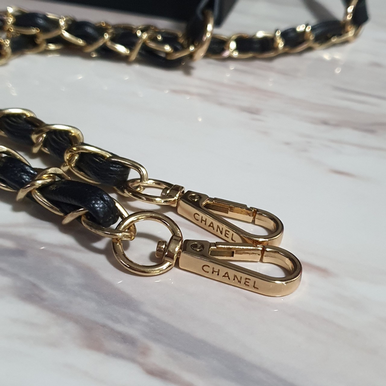 RESTOCK! รุ่นขายดีค่า กระเป๋าคลัทช์&ครอสบอดี้ ทรงหรู จากงาน CHANEL VIP GIFT(GIFT WITH PURCHASE) จากเคาเตอร์ต่างประเทศ จากแบรนด์ CHANEL ลายหนัง CAVIER ของแท้ 100% ด้านหน้าประดับโลโก้แบรนด์สีทอง เปิดปิดด้วยซิป อะไหล่ทอง ด้านในปั้ม MADE IN ITALY ด้านหนึ่งเป็