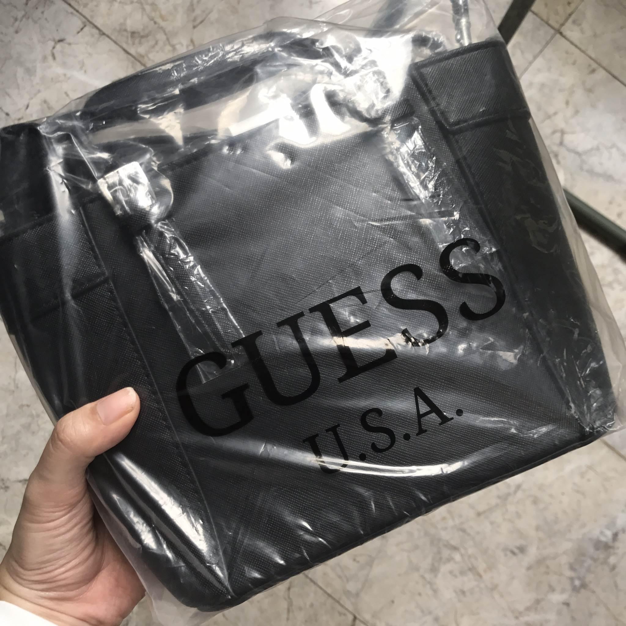 ได้กระเป๋า รุ่นหายาก ทรงสวย จากแบรนด์ Guess มาฝากคะ ใบนี้ ทรงมินิ size 8 นิ้ว กระลังน่ารักเลยคะ หนัง saffiano อย่างดี มีพวงกุญแจแบรนด์ ห้อย เข้า set ภายในมี ช่องเก็บของจุกจิก ห้ามพลาดเลยคะ สวย