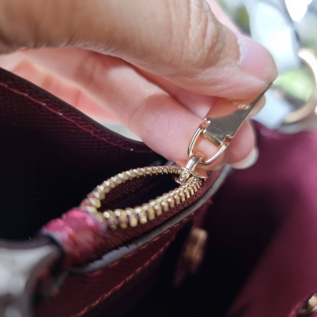 COACH 2312 SMALL TOWN BUCKET BAG IN SIGNATURE CANVAS รุ่นยอดนิยมใบเล็กมาครบสีแล้วจ้า กระเป๋าทรงบัคเก็ต สีผู้ดี๊ผู้ดี ตัวกระเป๋าดีไซน์คลาสสิคลายซี ดูโดดเด่น วัสดุหนังแคนวาสเคลือบลาย สวยคมทุกมุมจริงๆ!! เปิด-ปิดด้วยกระดุมแม่เหล็กทั้ง 2 ฝั่ง ภายในเป็นช่องโล่ง