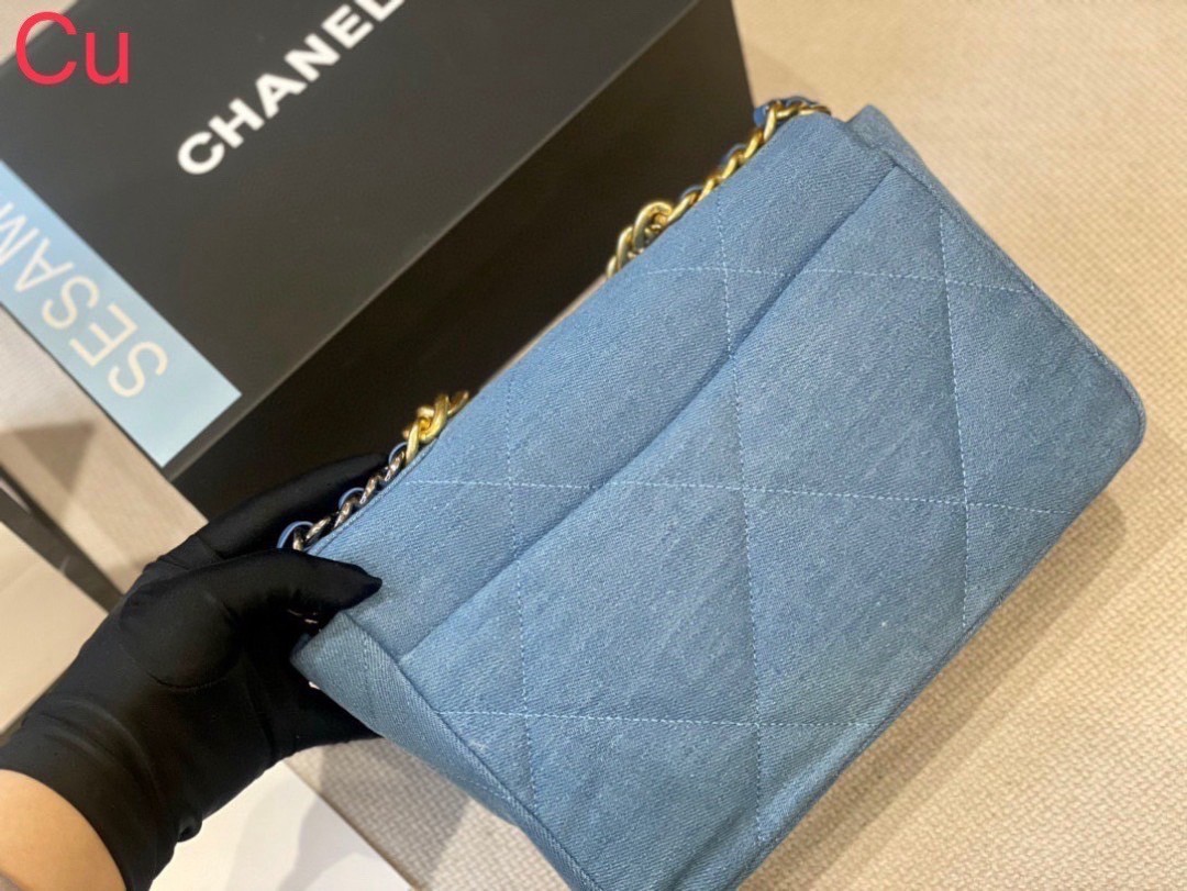 10" CHANEL FLAP 19 BLUE DENIM / CHANEL 19 HANDBAG DENIM กระเป๋าสะพายดีไซส์คลาสสิค งานเดนิม สายอะไหล่เงิน/ทองตัดกันสวยงาม