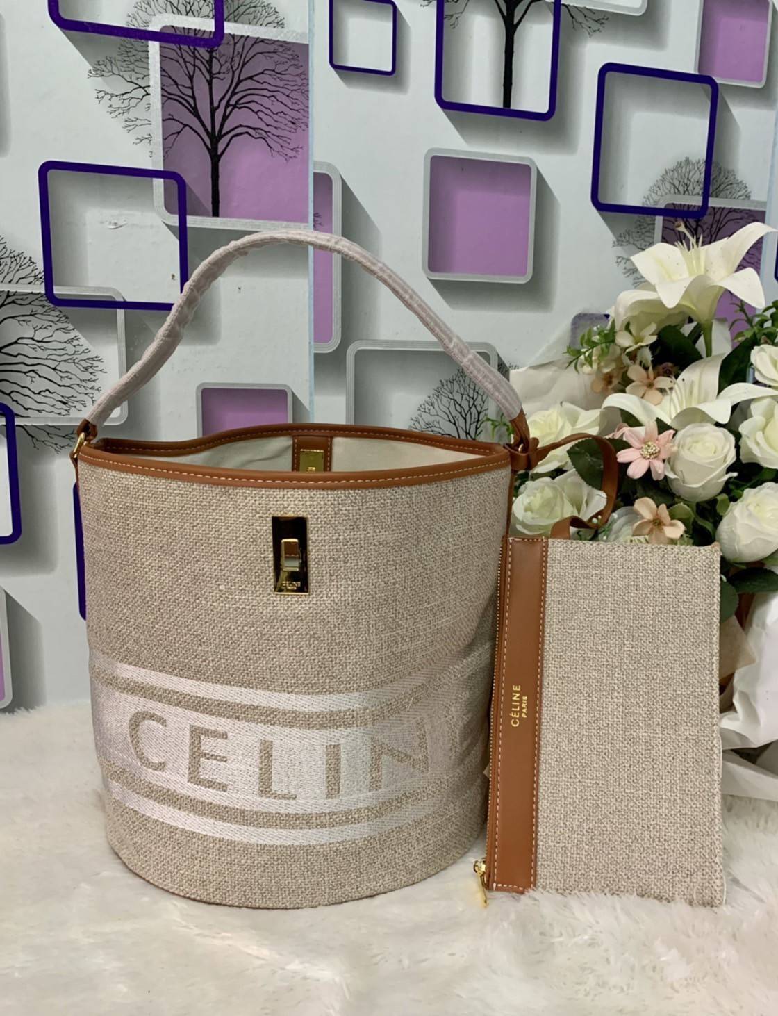 VIP 🥂 CELINE TEXTILE BUCKET BAG VIP / Celine Bucket Bag Beige / Tan วัสดุ Textile Canvas & CalfSkin ดีไซน์ทรง Bucket มาพร้อม Clutch ใบเล็กเข้าชุด ซื้อ 1 ได้ถึง 2 เป็นอีกหนึ่งรุ่นฮิตกันมาก งานสะไตล์วินเทจ ขนาดกำลังดี ผ้าเนื้อหนาค่ะ งานสวยตั้งอยู่ทร