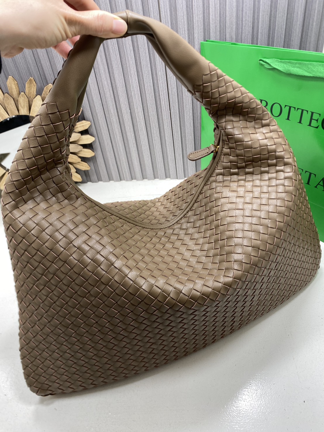 BOTTEGA Large Hop Shoulder Bag 48cm / BOTTEGA Hobo Bag กระเป๋าสะพายไหล่ใบใหญ่ จุของได้เยอะมาก ดีไซส์สานเป็นเอกลักษณ์สวยงาม