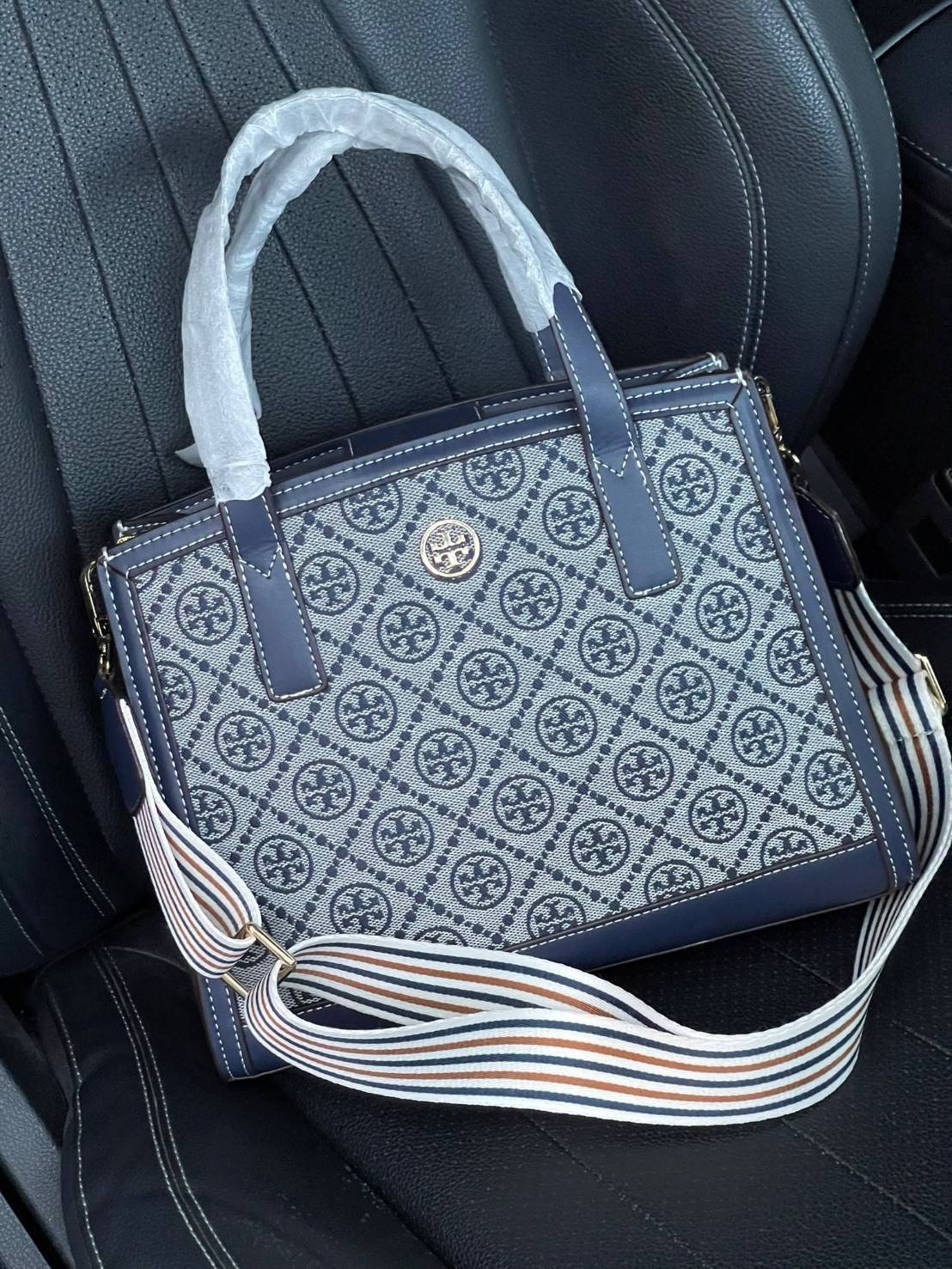 Tory burch T monograme Walker small sacthel คอลเลกชั่นนี้เป็นกระเป๋าที่ตอบโจทย์สาววัยทำงานอย่างมาก ใช้เป็น Everyday Bag สำหรับสาว ๆ เหมาะกับการใช้งานทุกช่วงเวลา ลวดลายของ T Monogram สุดคลาสสิก ตกแต่งขอบด้วยหนัง ยังจุของได้เยอะตอบโจทย์สาว ๆ ที่มีของใช้ส่วน