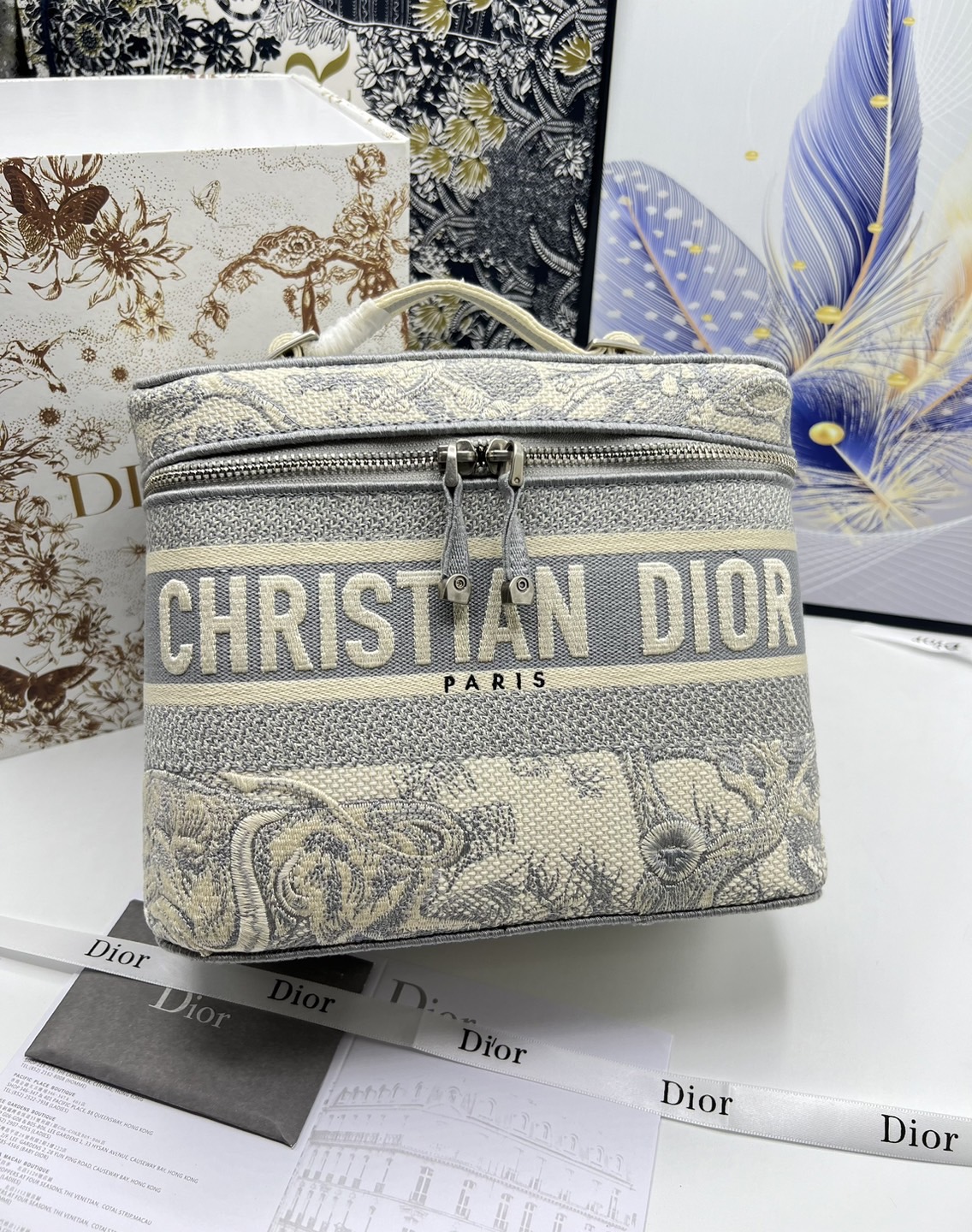 22cm Medium DiorTravel Vanity Case กระเป๋าใส่เครื่องสำอางใบกลาง จุของได้เยอะ มาพร้อมกับลวดลาย Oblique ปักอย่างประณีตและประดับด้วยสัญลักษณ์ Christian Dior Paris มาพร้อมสายสะพายและหูจับในตัว