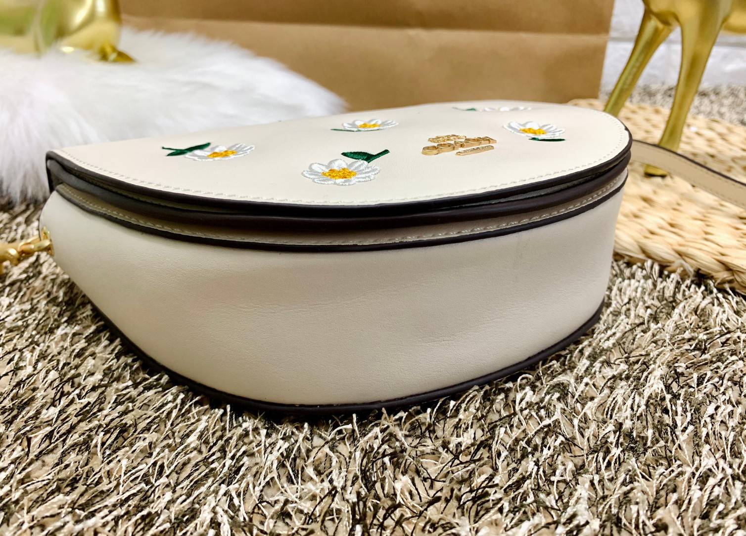 ใหม่ล่าสุด สวยก่อนใครแน่นอนค่า😘COACH ELLEN CROSSBODY WITH DAISY EMBROIDERY((C2863)) 💐พร้อมส่งจำนวนจำกัดค่ะ! กระเป๋าสะพายแบบครอสบอดี้ร์ หนังแท้นิ่มอย่างดีค่ะ 💐ด้านหน้าปักดอกซี่ความหมายดีๆ ละมุนสวยงามมากๆค่ะ เปิดปิดกระเป๋าแบบแม่เหล็ก