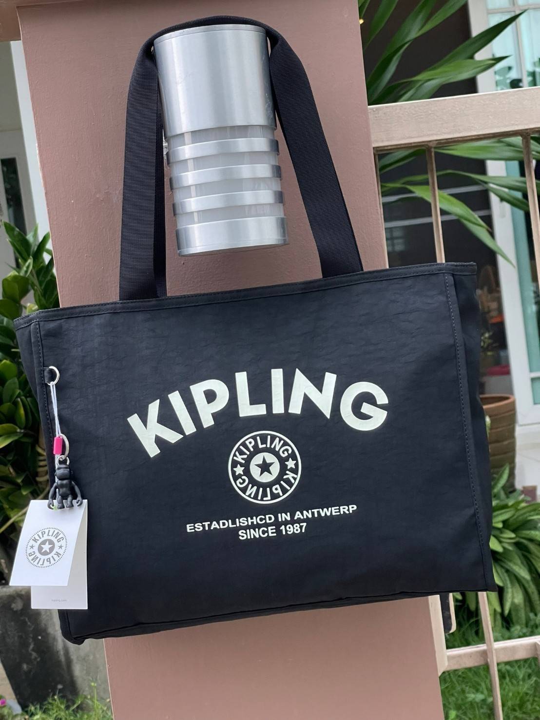 Kipling Stacey Tote Bag(KI3101) คอลเลคชั่นใหม่ล่าสุดจากkipling เป็นกระเป๋าที่มีสายคล้องเอาไว้ใช้งานบริเวณไหล่ สามารถจัดเก็บสิ่งของได้ในจำนวนมาก รวมไปถึงตัวซิปที่มีความไหลลื่น ใช้งานง่ายไม่มีสะดุดในขณะเดียวกันตัวกระเป๋าเองก็มีน้ำหนักเบามาก ๆ พื้นฐานที่สามา