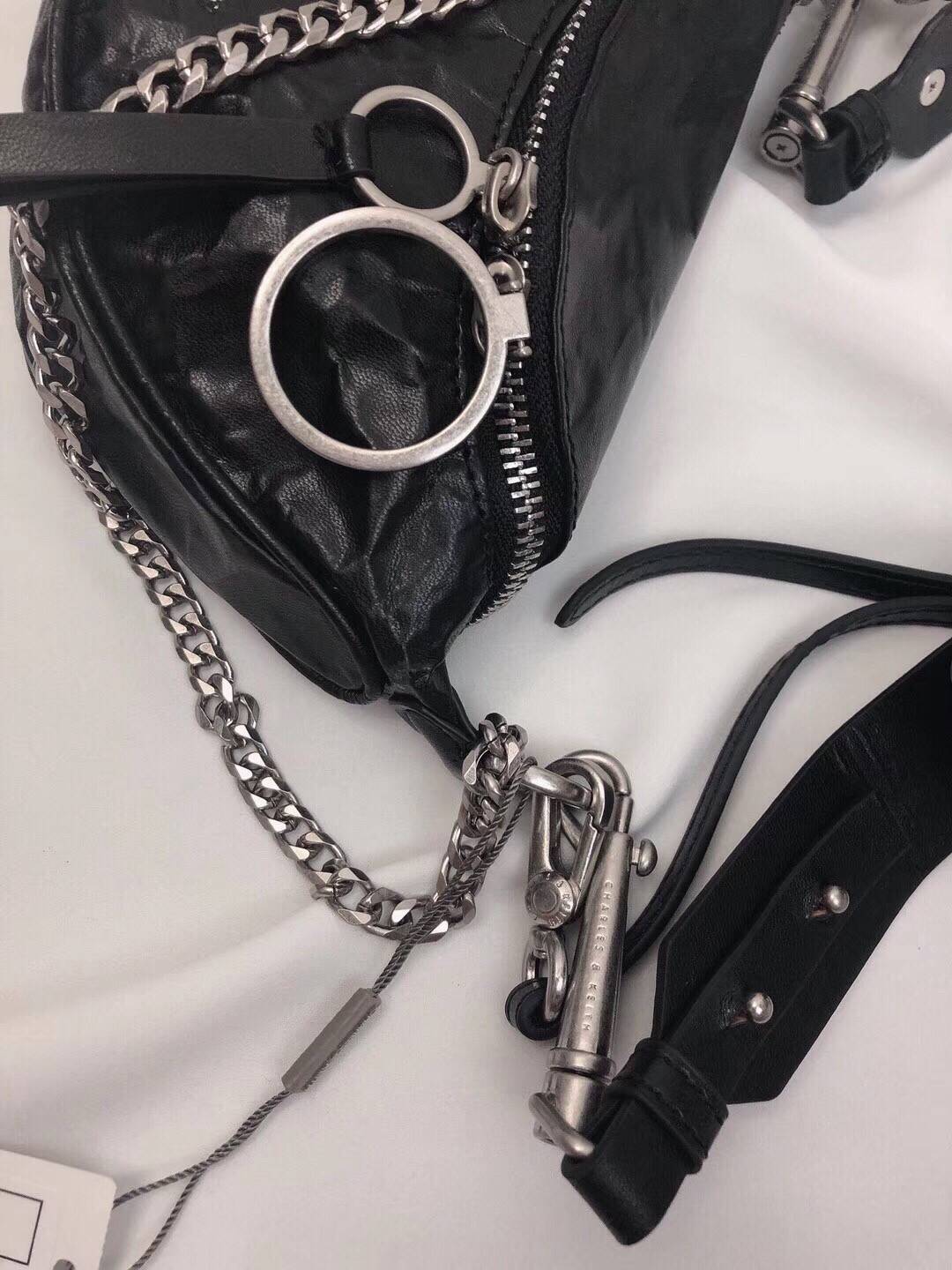 CHARLES & KEITH WRINKLED EFFECT RING ZIP TASSEL CROSSBODY BAG กระเป๋าสะพาย/คาดเอว/คาดอกรุ่นใหม่ล่าสุด เปิด-ปิดด้วยซิป ภายในโล่งกว้างมีช่องเล็กใส่บัตร จุของได้เยอะดีไซต์เก๋ไม่ซ้ำใคร สามารถสะพายได้หลายแบบไม่จำเจ ราคาสุดคุ้มห้ามพลาดค่ะ