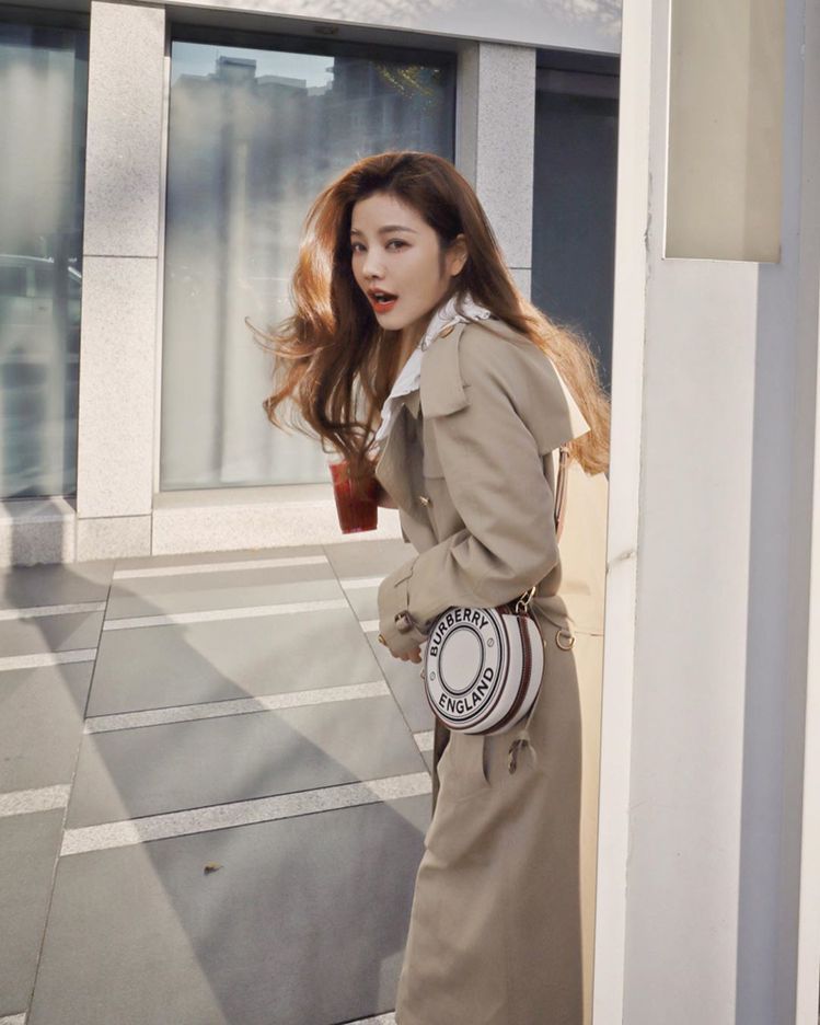 VIP 🥂 Burberry Logo Graphic Canvas And Leather Louise Bag / Burberry Fragrances Crossbody Bag กระเป๋าสะพายทรงกลม ผ้าแคนวาสตัดขอบหนังหน้าโลโก้แบรนด์ พร้อมสายยาวครอสบอดี้ได้ เปิด-ปิด ด้วยซิป ภายในโล่ง ใส่ Iphone + ได้ สายยาวถอดสายได้ ปรับระดับได้ จะ