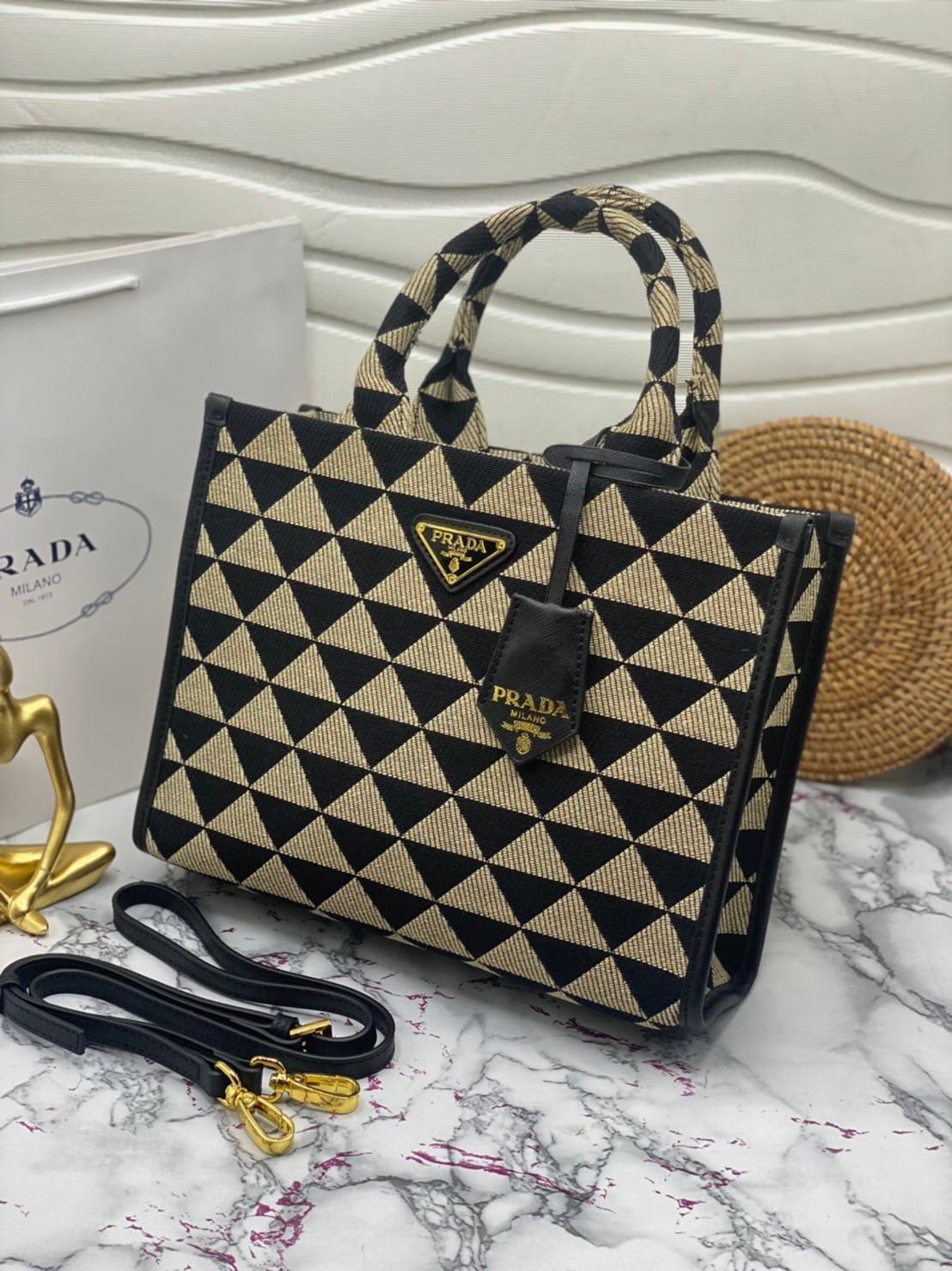 PRADA Small Prada Symbole jacquard fabric handbag แบบใหม่ล่าสุดจากแบรนด์ดัง จัดให้แบบเลิศๆ กับกระเป๋าทรงโท้ท สวยเอกลักษณ์ ภายในโล่งกว้างมาก ใส่ของแบบแน่นๆ จุๆไปได้เลย หมดห่วง!! และยังมีสายครอสบอดี้มาให้ จะสะพายชิคๆคูลๆ จะถือแบบปังๆ ก็เอาอยู่ทุกลุค ราคาคุ้