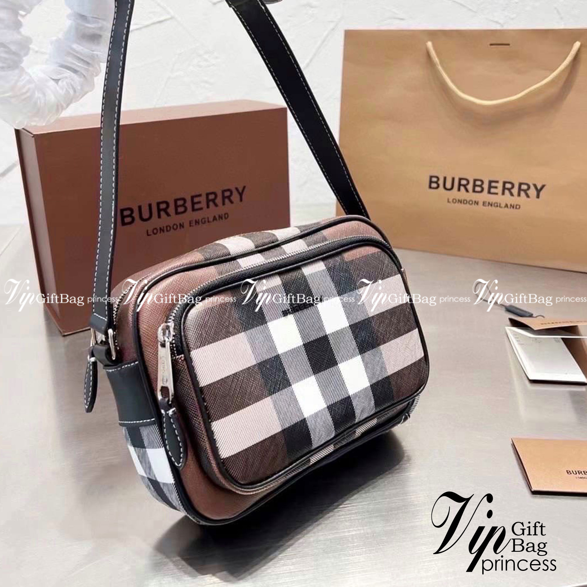Burberry Vintage Check And Leather Crossbody Bag / Burberry Check Crossbody รุ่นใหม่ล่าสุด คุณผู้ชายช็อปด่วนค่า 🇬🇧 NEW ARRIVAL วัสดุ CANVAS อยู่ทรง ด้านหน้มีช่องซิปใส่ของหนึ่งช่อง ช่องหลักปิดเปิดด้วยซิป Rare items เด็ดๆแบบนี้ห้ามพลาดน้าาา