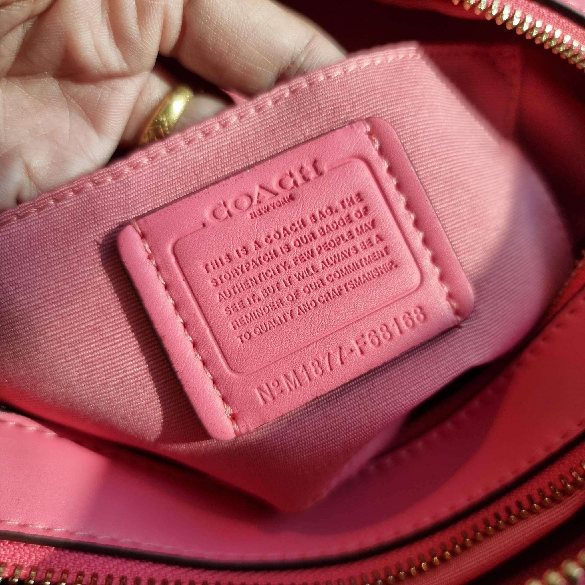 OUTLET 】COACH F68168 JES CROSSBODY IN SIGNATURE CANVAS รุ่นยอดฮิต!! กระเป๋าสะพายข้าง รุ่น 2 ซิป ใบใหญ่จุใจ สีคลาสสิคขายดี!! วัสดุหนังแคนวาสเคลือบลาย เปิด-ปิดด้วยซิป 2 ช่องหลัก ใช้งานง่าย ทรงสวยมากๆรุ่นนี้ มาพร้อมสายสะพาย crossbody ปรับได้ตามตัว ภายในใส่ขอ