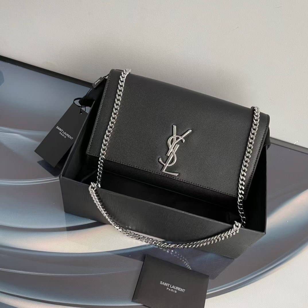 YSL kate medium chain bag in grain de poudre embossed leather 24cm กระเป๋าสะพายแบรนด์หรู รุ่นฮิตลอดกาล งานสวยดูดีมีระดับ ปั้มทุกจุด ขนาดกระทัดรัดกำลังดี มาพร้อมาสะพายโซ่ยาว เลื่อนปรับเป็น 2 แถว เพื่อสะพายเป็นสายสั้นได้ ด้านในโล่งกว้าง ใส่กระเป๋าสตางค์ใบยา