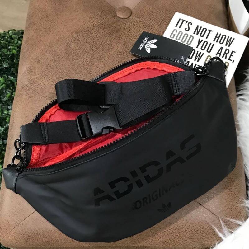 Adidas Waist Bag กระเป๋าสะพายสไตล์สปอร์ตแบบคาดเอวหรือคาดอกดีไซน์สุดฮิตใช้ได้ทั้งชายและหญิง วัสดุไนล่อนเนื้อแมทแบบนิ่มด้านหลังเป็นหนังเรียบ กันน้ำทำความสะอาดง่าย ขนาดกำลังดี น้ำหนักเบา ด้านหน้ามีโลโก้แบรนด์ เปิดปิดด้วยซิปสะดวกใช้ หัวซิปแบรนด์ สายสะพายเลื่อ