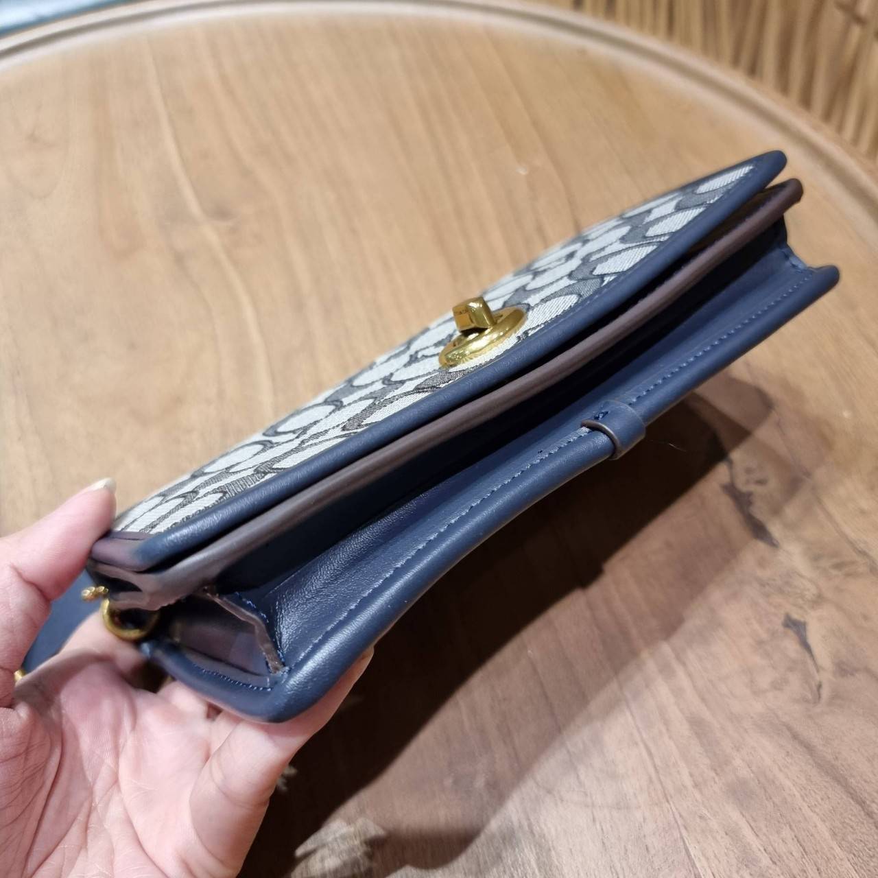 COACH C3824 FOLDOVER CROSSBODY CLUTCH IN SIGNATURE JACQUARD คลัทช์เก๋ๆที่สาวๆตามหา 2IN1 ไปอีกหนึ่ง!! กระเป๋าสะพายทรงคลัชท์ ใช้งานได้ถึง 2 แบบ จะพกเดี่ยวๆแทนกระเป๋าสตางค์ หรือคล้องสายสะพายข้าง สะพายชิคๆคูลๆ ก็ได้อีก มันดีงามมากทุกสี เพราะความละมุนของผ้า ja