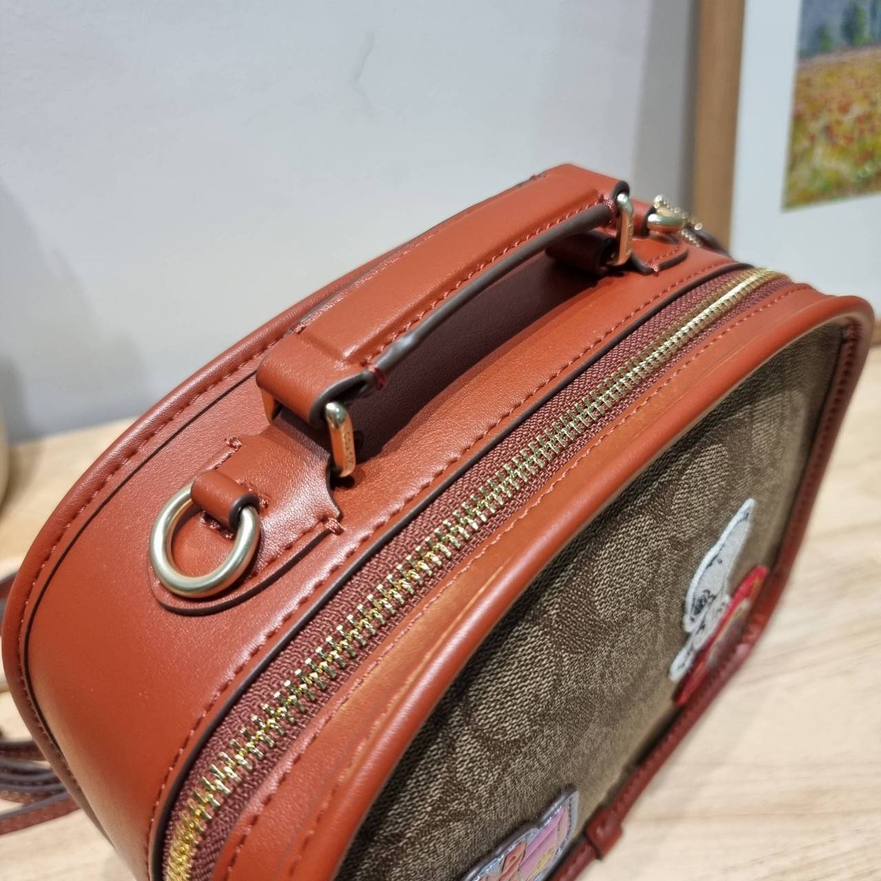 CE847 COACH x PEANUTS LUNCH PAIL IN SIGNATURE CANVAS WITH PATCHES คอลเลคชั่นใหม่ น่ารักน่าใช้ กับกระเป๋าสะพายสวยอยู่ทรง ดีไซน์ตกแต่งแพทช์ลวดลายการ์ตูนยอดฮิต