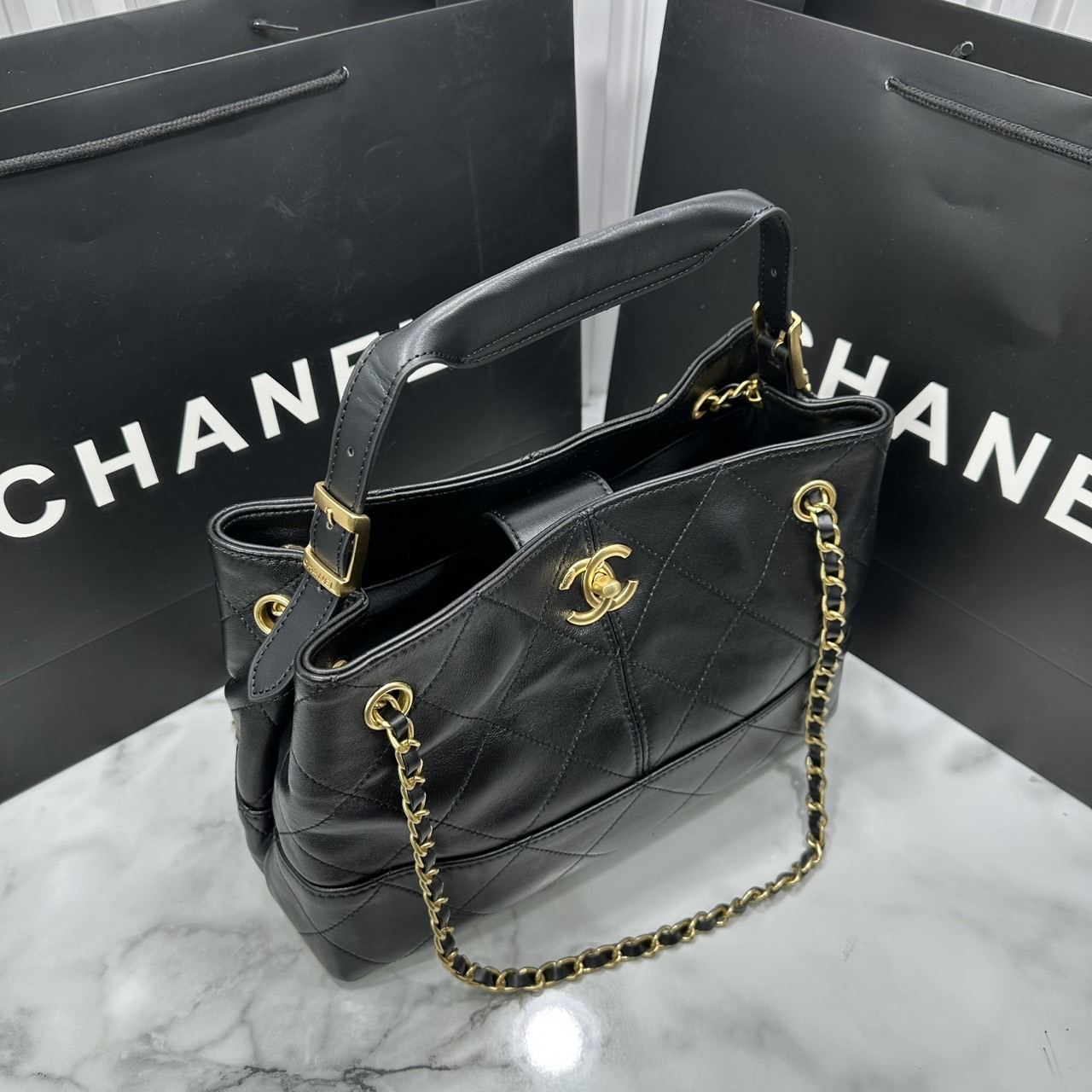 ORI หนังแท้ | CHANEL Shopping Bag 25A Suede Bag กระเป๋าช้อปปิ้งทรงโท้ทหนังกลับสีทูโทน ในคอล Métiers Dart 2024/25 ดีไซน์ใหม่หนังกำมะหยี่โทนน้ำตาล ใช้งานง่าย