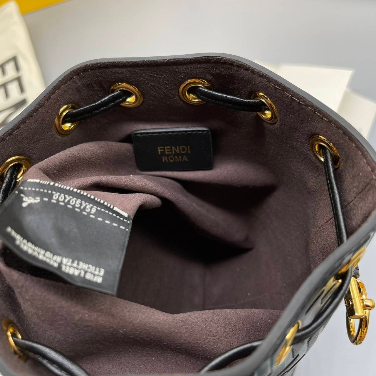 หนังแท้ FENDI MON TRESOR BUCKET BAG พร้อมส่งที่ไทย ภาพสินค้าถ่ายจากงานขายจริง ใช้งานต่างประเทศได้ค่ะ