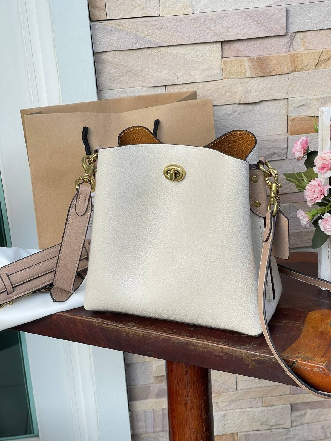 Coach Willow Bucket Bag In Colorblock รุ่นใหม่สุดปัง เป็นกระเป๋าสไตล์ใช้ได้ทุกวัน จุของได้เยอะและน้ำหนักเบา ไซส์กลางใช้หนังลายกรวด มีช่องใส่ของ 2 ช่องและมี 1 ช่องซิปตรงกลางไว้สำหรับใส่ของสำคัญ เปิดปิดแบบ turnlock ถือคล้องแขนหรือสะพายไหล่หรือสะพายข