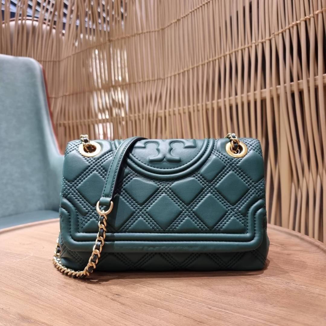 TORY BURCH FLEMING SOFT CONVERTIBLE SHOULDER BAG รุ่นหายากที่สาวๆตามหา มาพร้อมเสิร์ฟความสวยถึงบ้านไปเลยจ้า รอบนี้คัดสีสวยๆมาให้ได้ช้อปกันอย่างจุใจไปเลย กระเป๋าสะพายไหล่ หนังแท้นิ่มเต็มใบ สวยหรูดูแพง เปิด-ปิดด้วยตัวกดล็อคแน่นหนา สายสะพายในตัวปรับใช้ได้ 2 แ