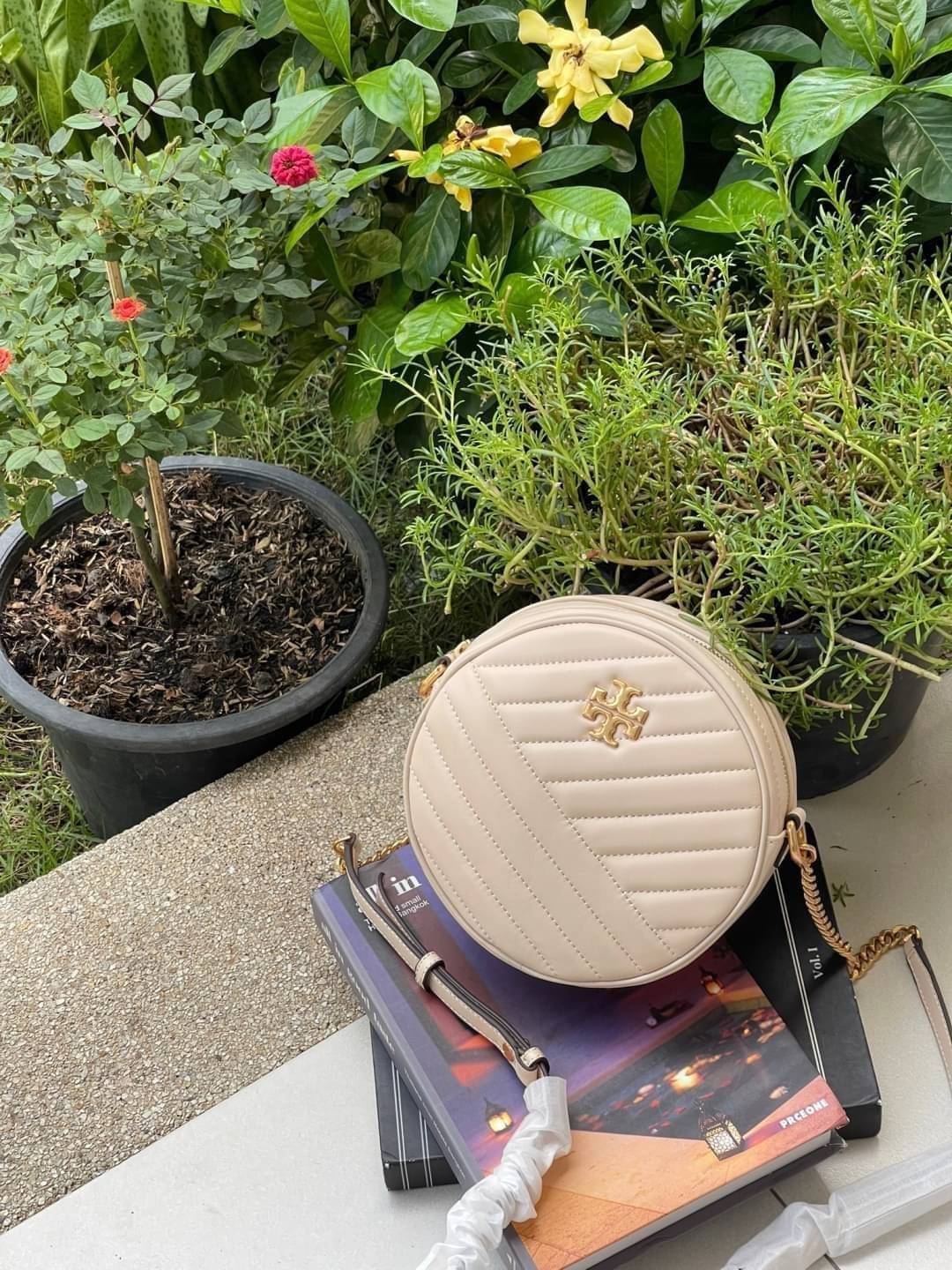 Tory burch Kira Cheron Circle Crossbody กระเป๋าสะพายคาดลำตัวรุ่นนี้โดดเด่นด้วยรูปทรงกลมสุดชิค ขนาดกะทัดรัด พร้อมด้วยหนังกระเป๋าที่ทำจากหนังแท้คุณภาพดี เพราะ Kira Chevron เป็นรุ่นที่ตอบโจทย์และครองใจสาว ๆ ได้อย่างแท้จริง เนื่องจากมีดีไซน์เรียบหรู โดยทางแบร