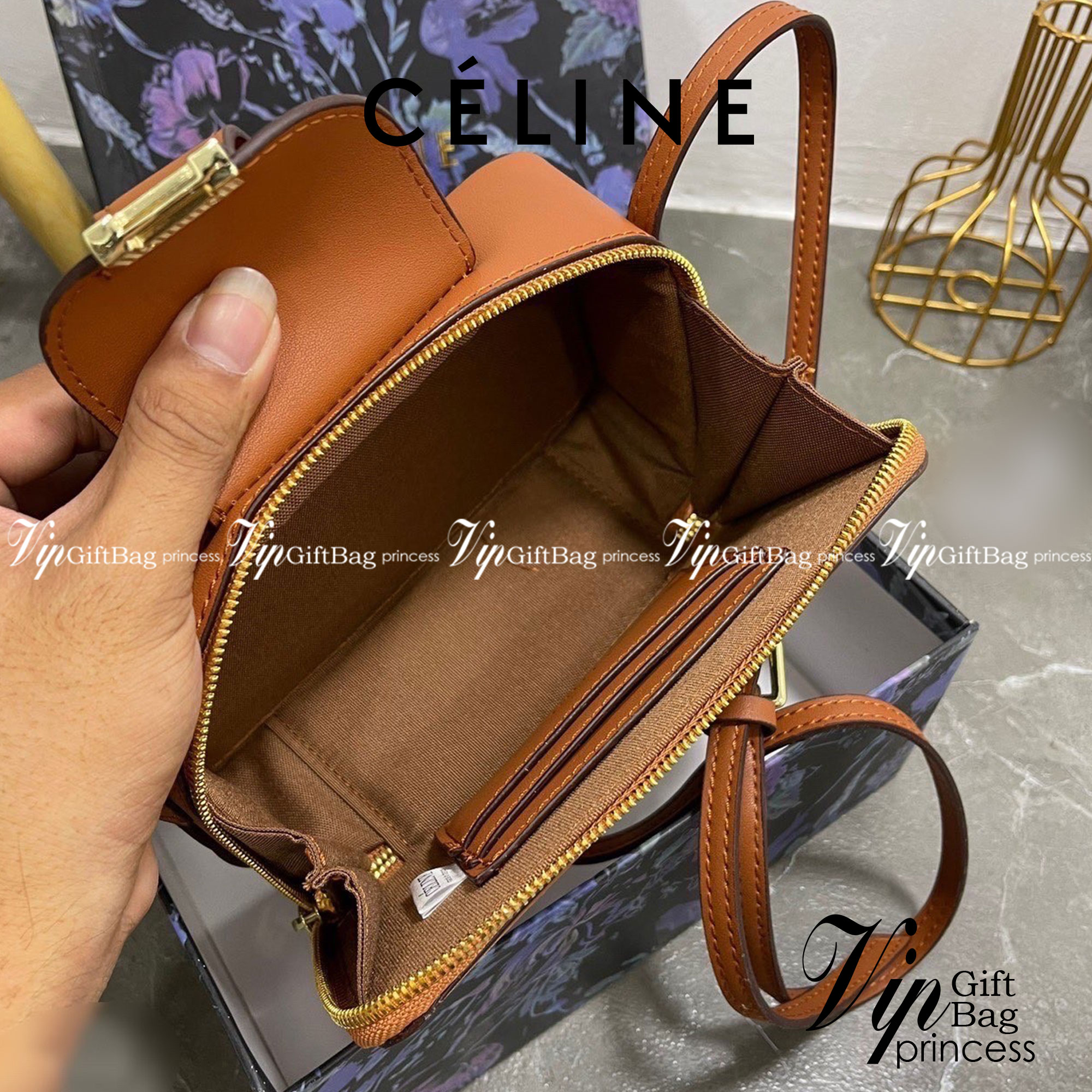 CELINE Phone Pouch With Flap In Triomphe Canvas / Celine Triomphe Pouch Crossbody Bag กระเป๋าใส่โทรศัพท์ซีลีนพร้อมส่ง ในวันที่ต้องการความคล่องตัว เราสามารถหยิบกระเป๋าใส่โทรศัพท์ประเภทนี้เพื่อใส่เพียงแค่โทรศัพท์ เงิน และของสำคัญชิ้นเล็ก ๆ ได้เลย โดยไม่ต้อง