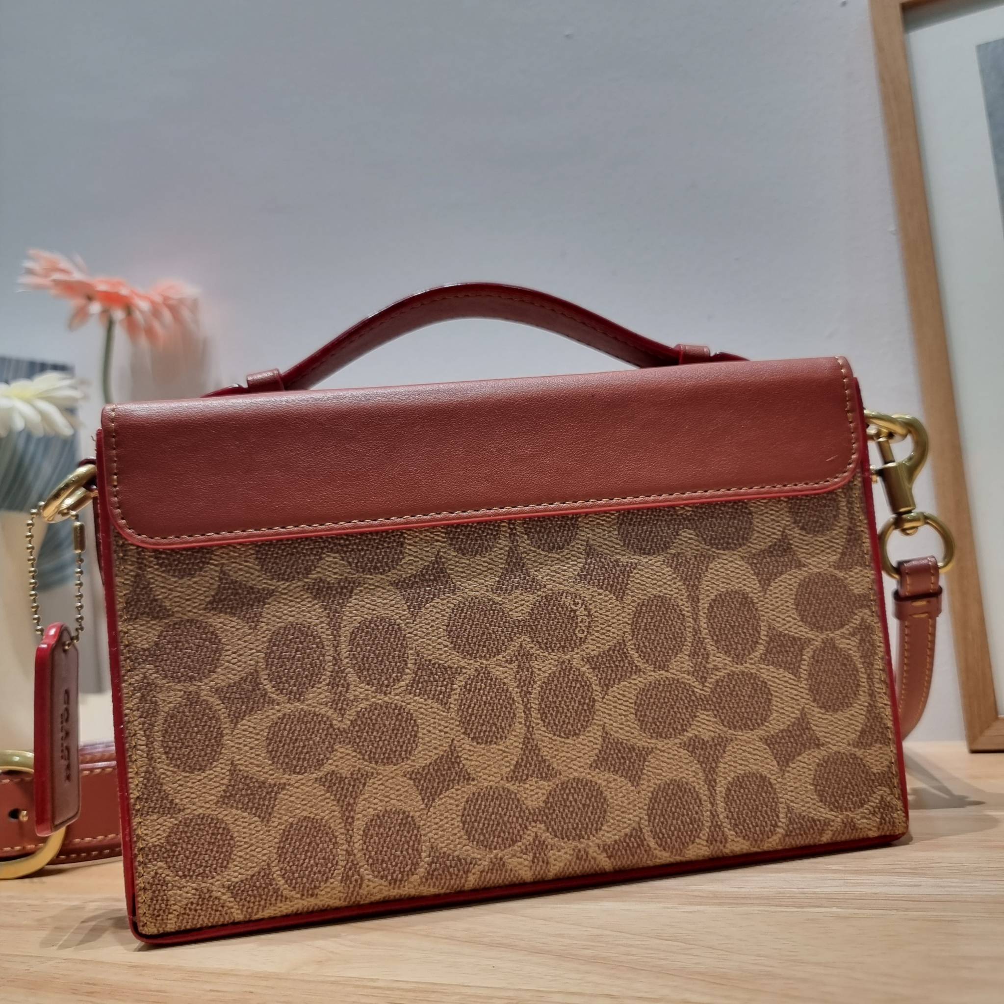 COACH CH798 TABBY BOX BAG IN SIGNATURE CANVAS ดีไซน์ใหม่ปี 2023 กับกระเป๋าสะพายมัลติฟังก์ชั่น ครบครัน ใช้งานได้หลากหลาย สวยคมชัด คลาสสิคใช้ได้ทุกลุค