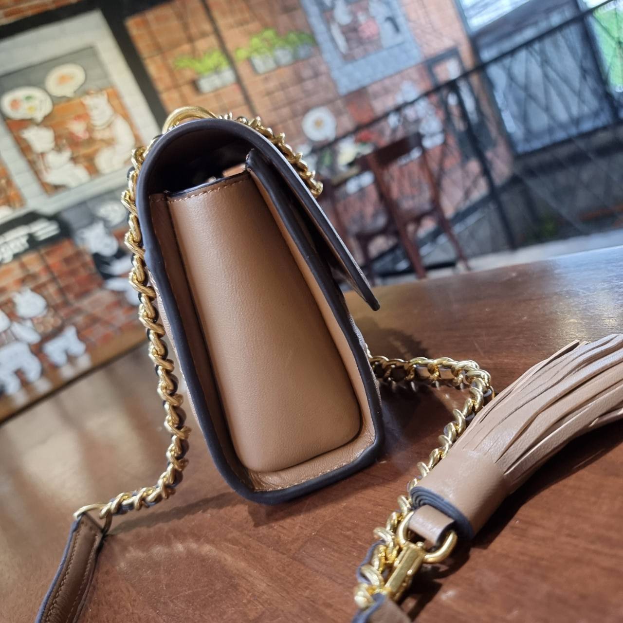 TORY BURCH FLEMING SMALL CONVERTIBLE SHOULDER BAG แรร์ไอเท็ม สีมาใหม่ นิวซีซั่น สวยหรู ดูผู้ดีสุด!! กระเป๋าสะพายข้าง ไซส์กำลังดี สวยอยู่ทรง ดีไซน์ตอบรับไลฟ์สไตล์สาวๆได้เป็นอย่างดี วัสดุหนังแท้เต็มใบ เปิด-ปิดด้วยแถบแม่เหล็ก ด้านหลังมีช่องเก็บของได้ ภายในมี